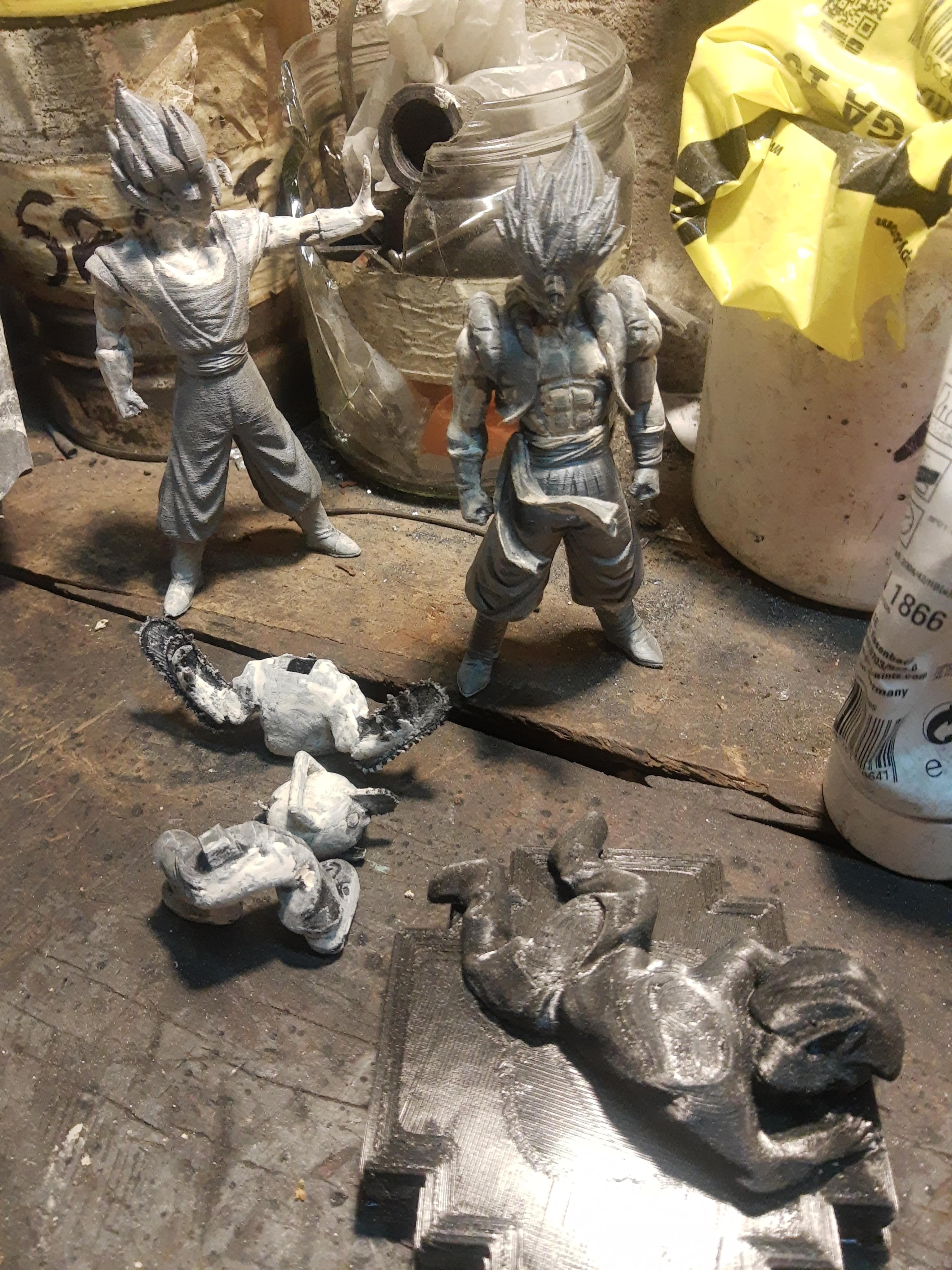 Figuras en proceso de ensamble y pintura en el banco de trabajo