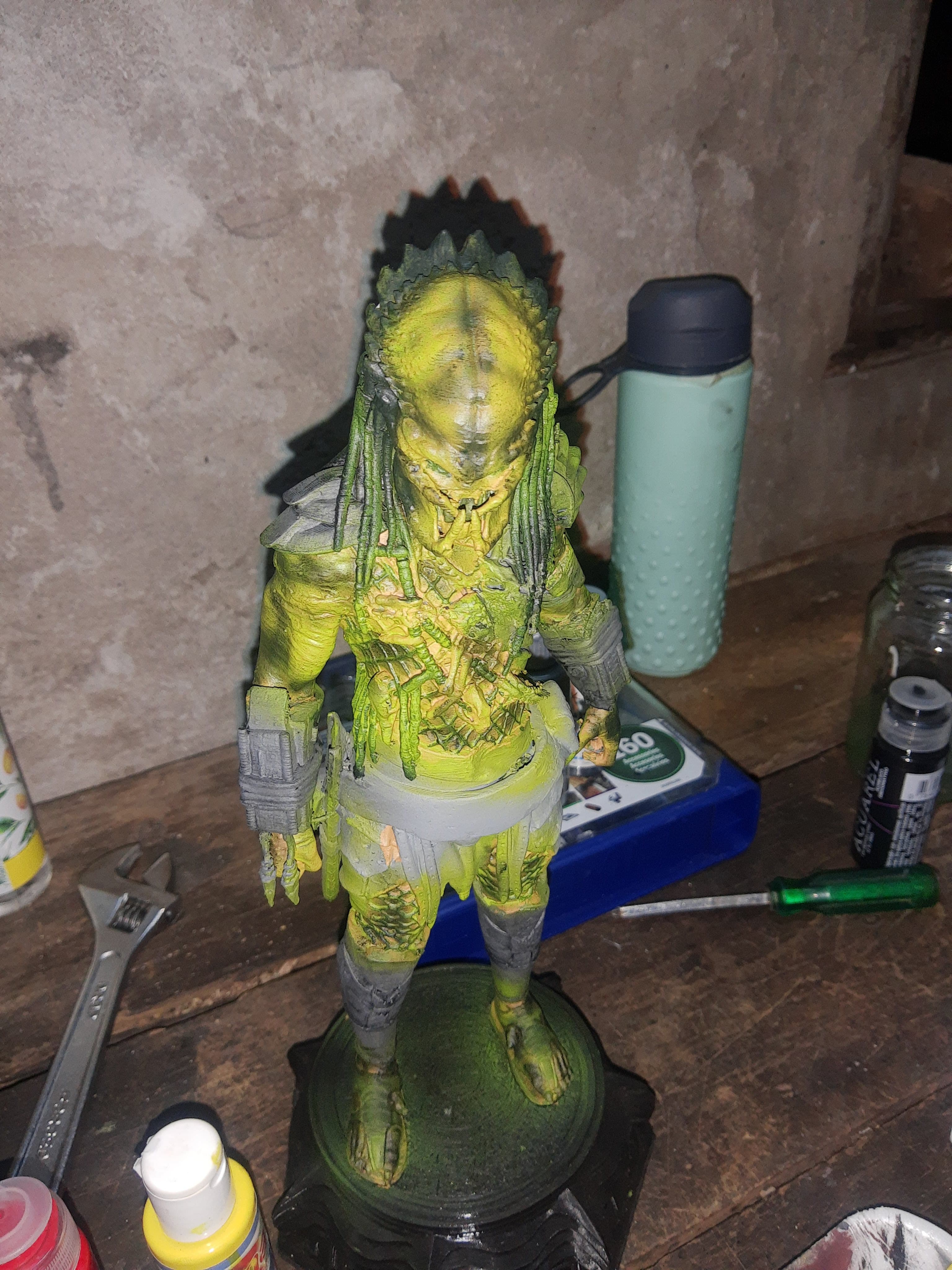Predator siendo pintado con base verde