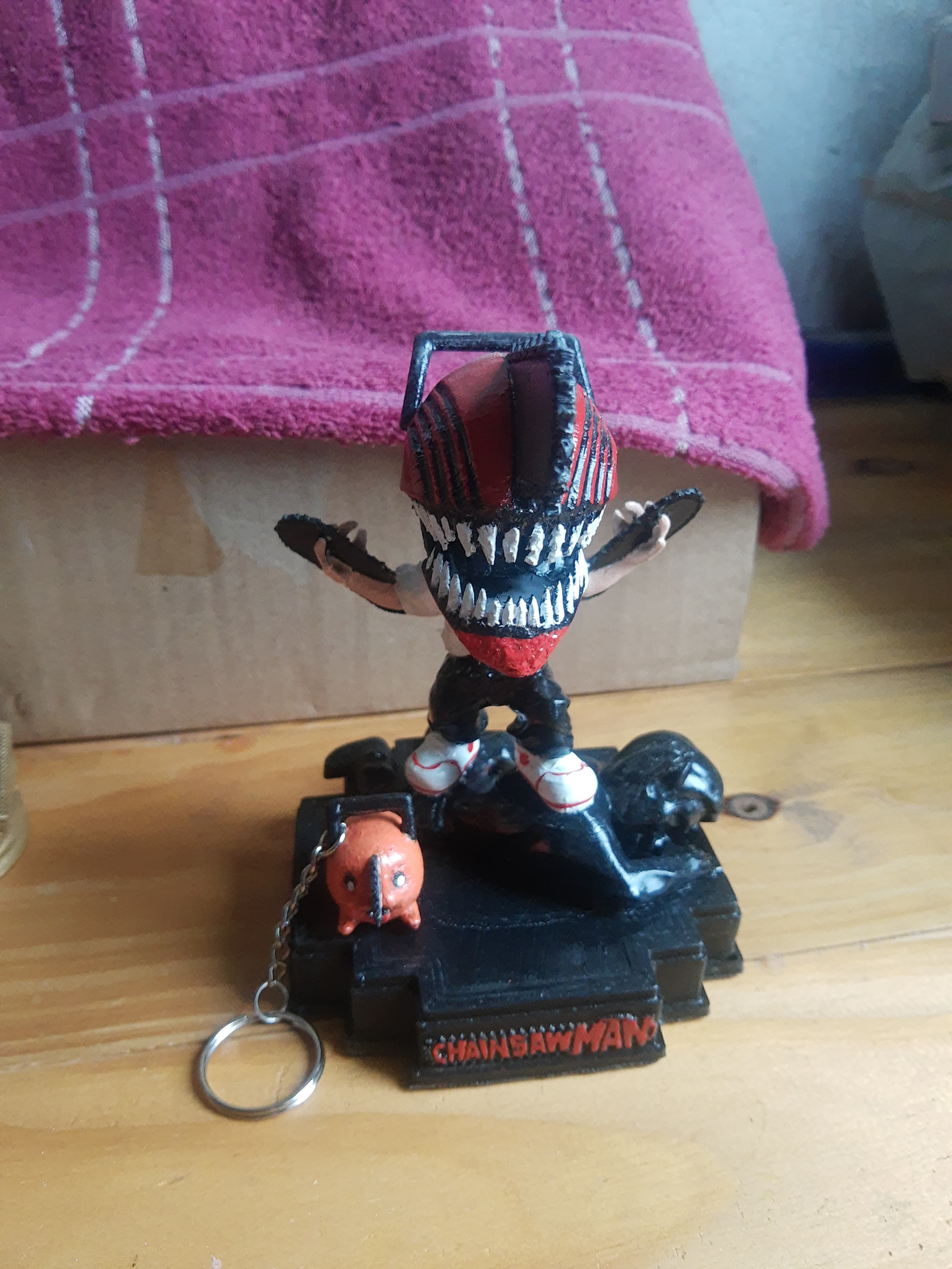 Chainsaw Man — figura + llavero