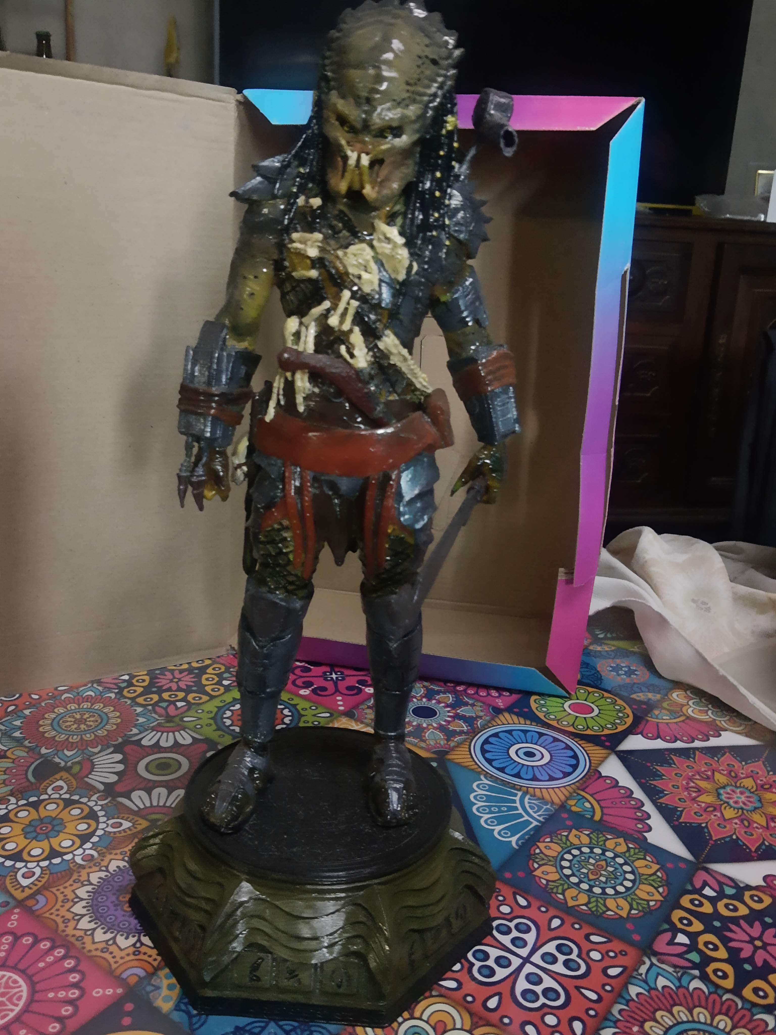 Predator — figura completa pintada